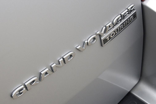 Крайслер Вояджер значок